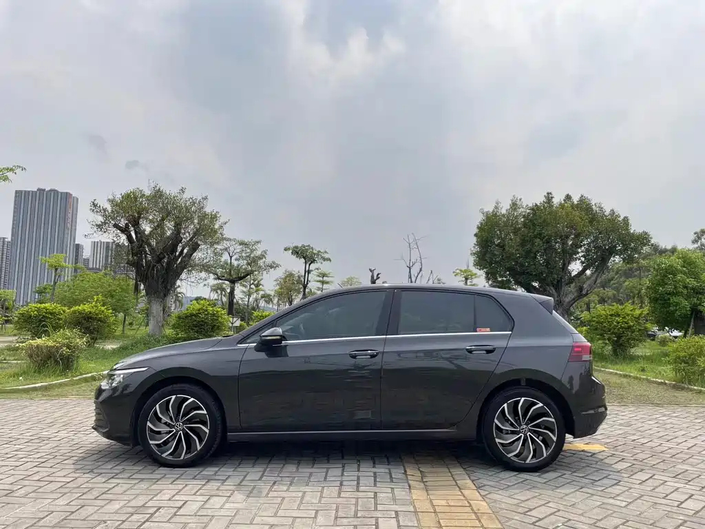 VOLKSWAGEN GOLF 2023