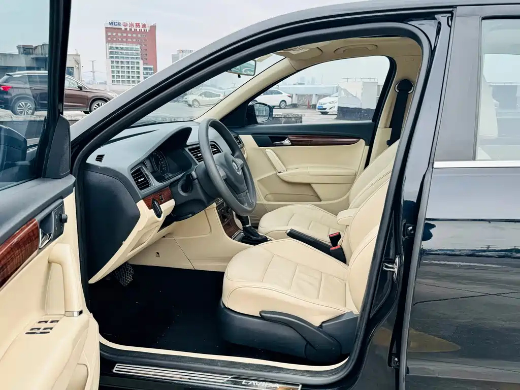 VOLKSWAGEN LAVIDA 2015