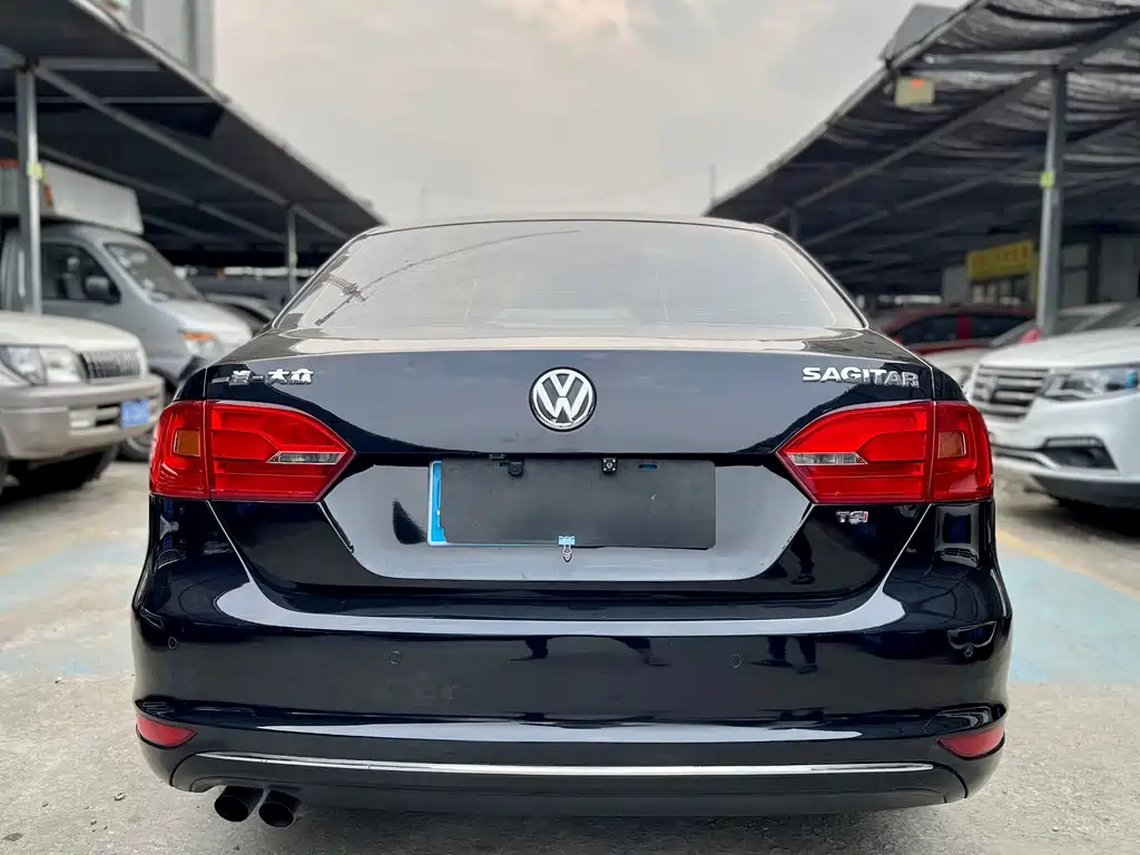 VOLKSWAGEN SAGITAR 2013