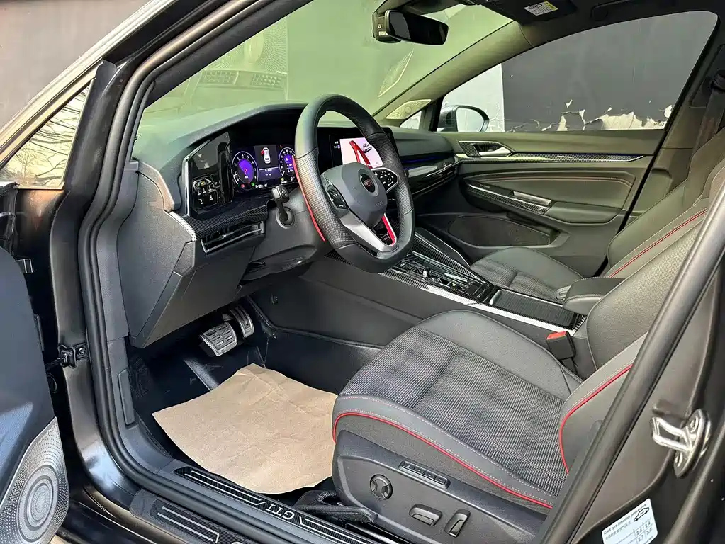 VOLKSWAGEN GOLF 2023