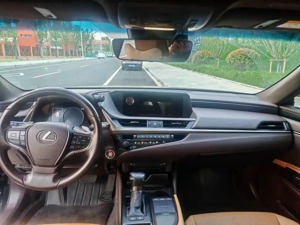 LEXUS ES 2020