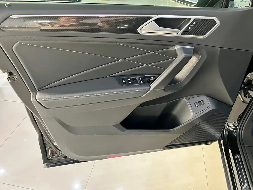 VOLKSWAGEN TIGUAN L 2021