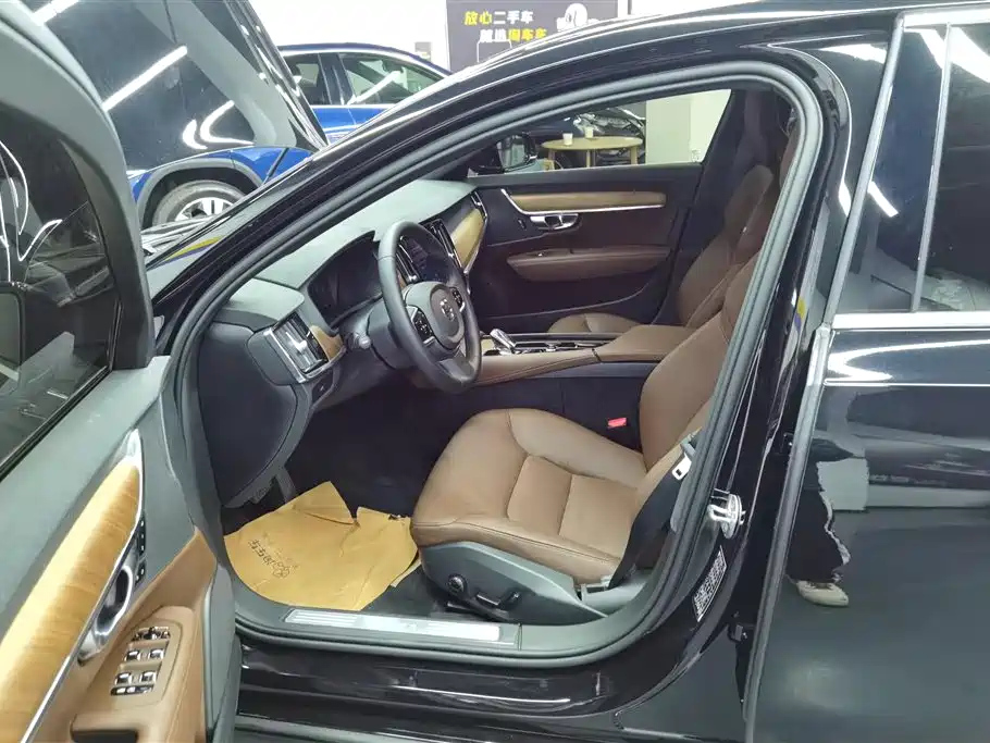 VOLVO S90 2023
