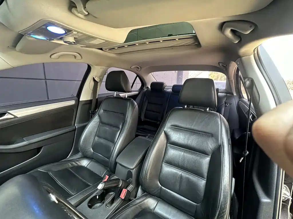 VOLKSWAGEN SAGITAR 2013
