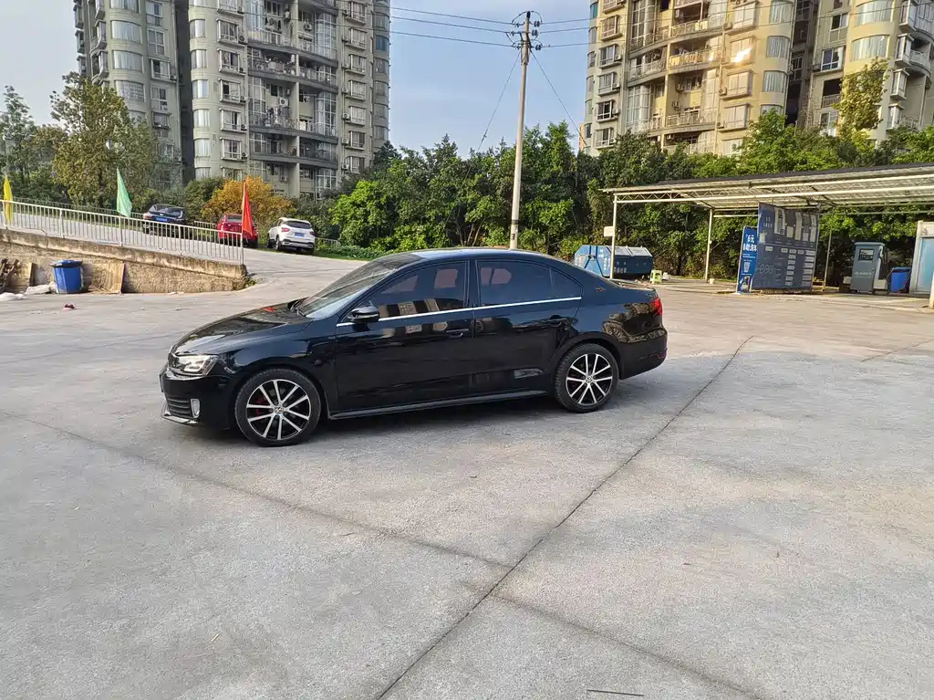 VOLKSWAGEN SAGITAR 2014