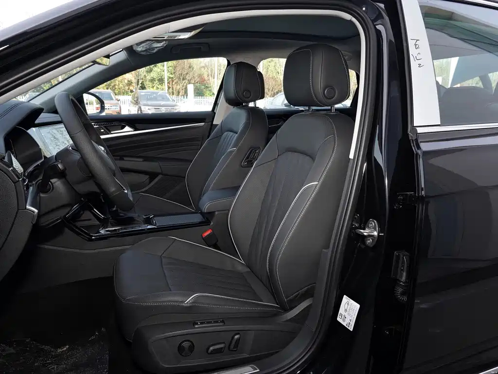 VOLKSWAGEN PASSAT 2023