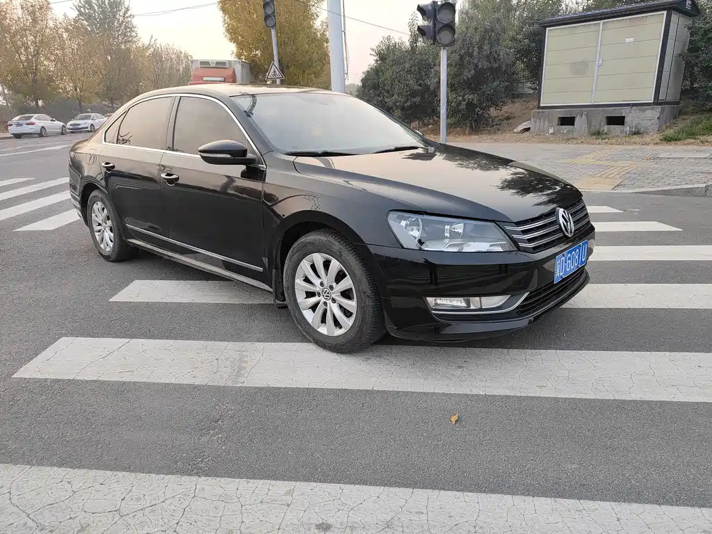 VOLKSWAGEN PASSAT 2012
