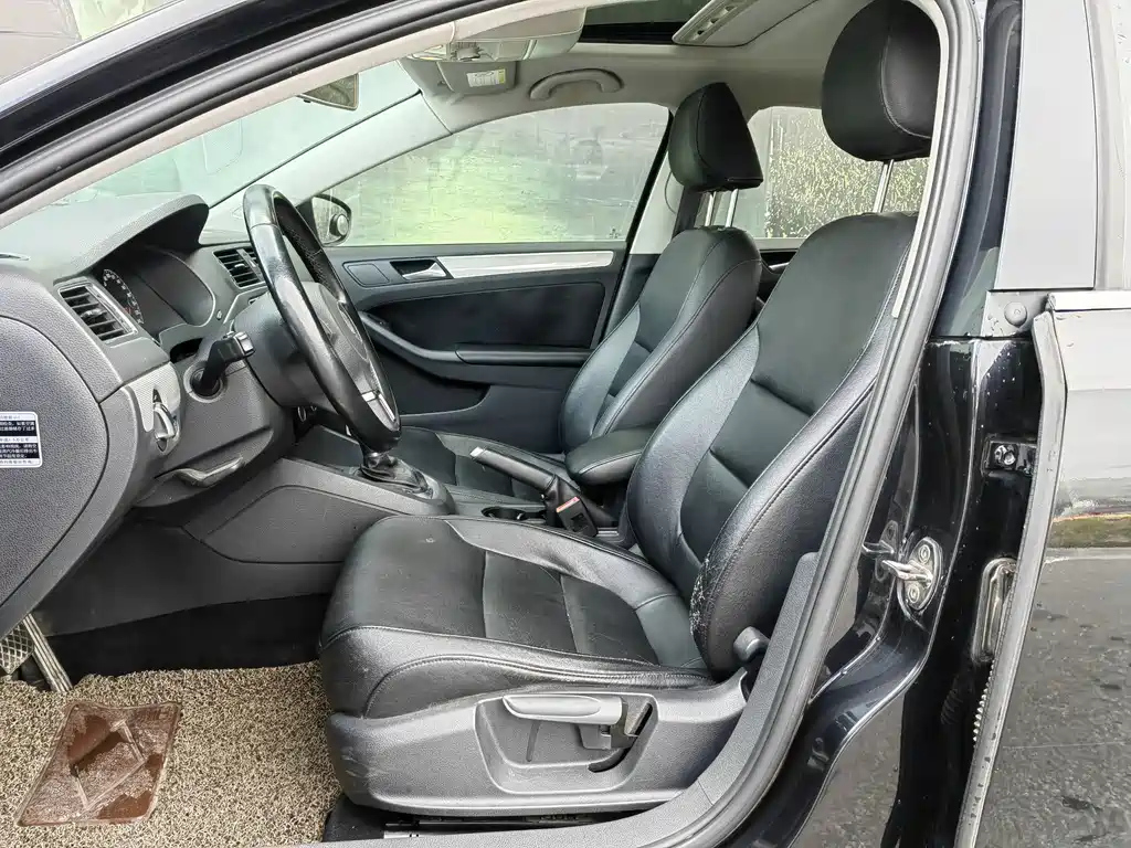 VOLKSWAGEN SAGITAR 2015