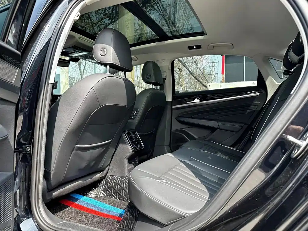 VOLKSWAGEN PASSAT 2023