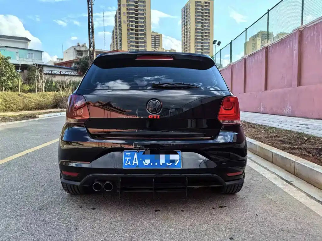 VOLKSWAGEN POLO 2015