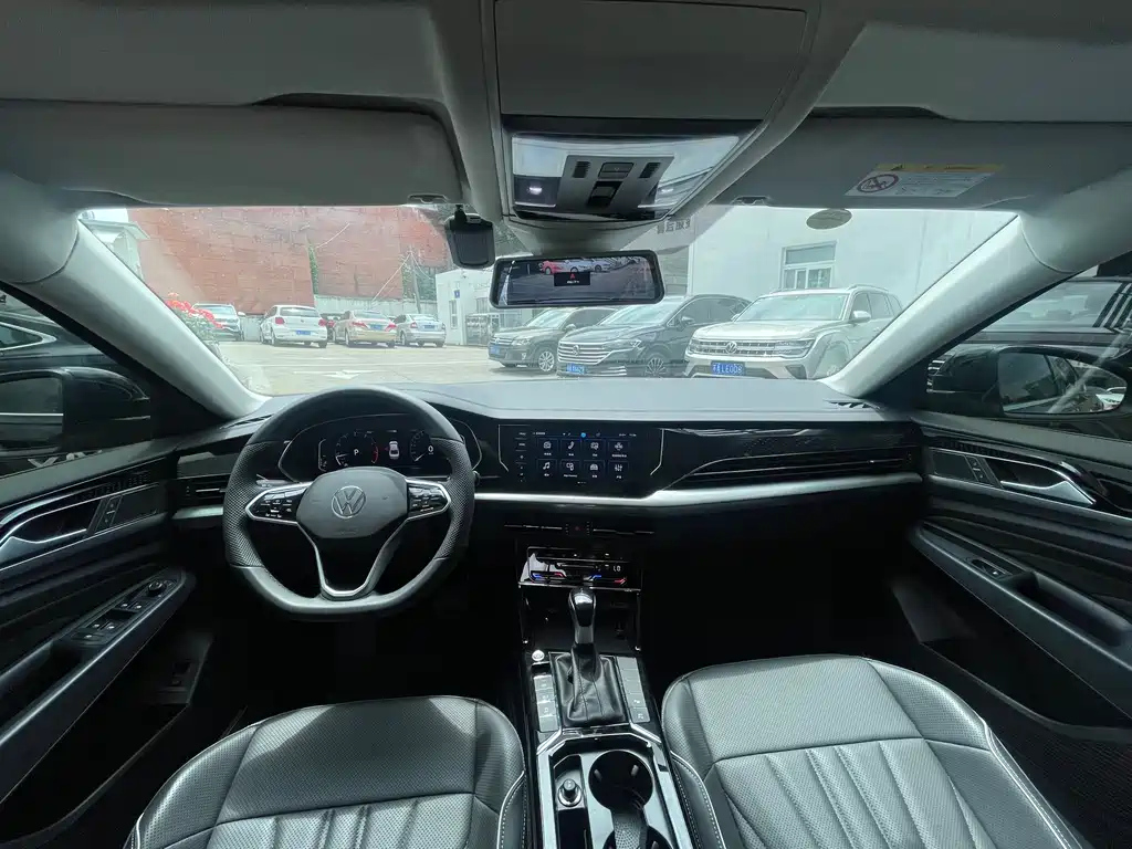 VOLKSWAGEN PASSAT 2023