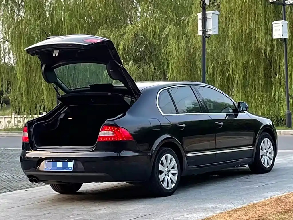 SKODA SUPERB 2012