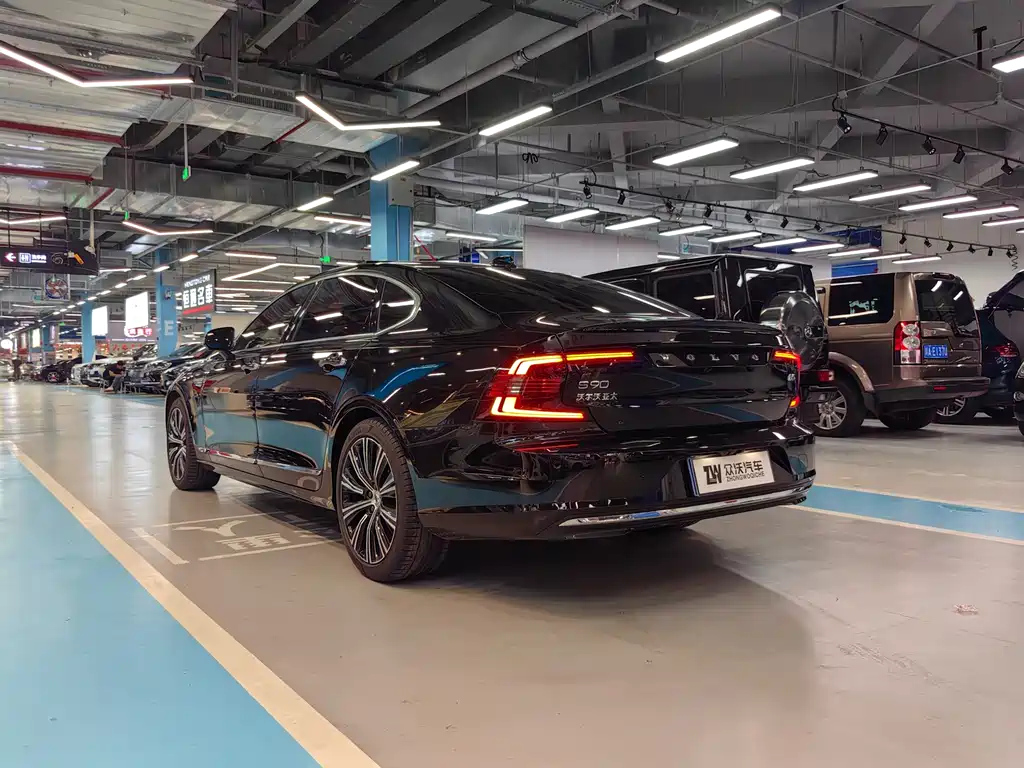 VOLVO S90 2023