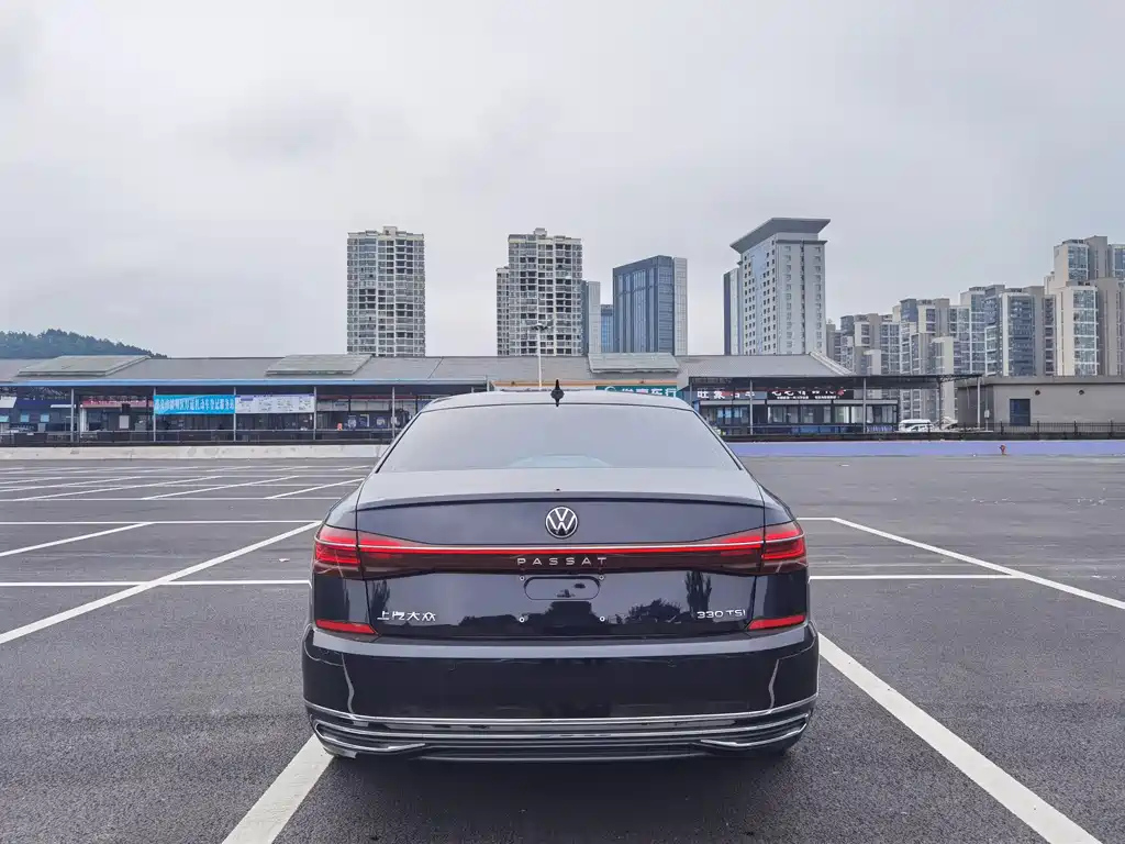 VOLKSWAGEN PASSAT 2023