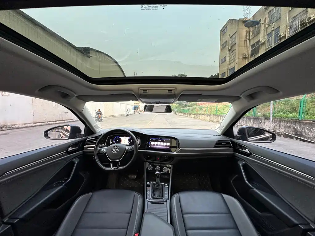 VOLKSWAGEN SAGITAR 2022