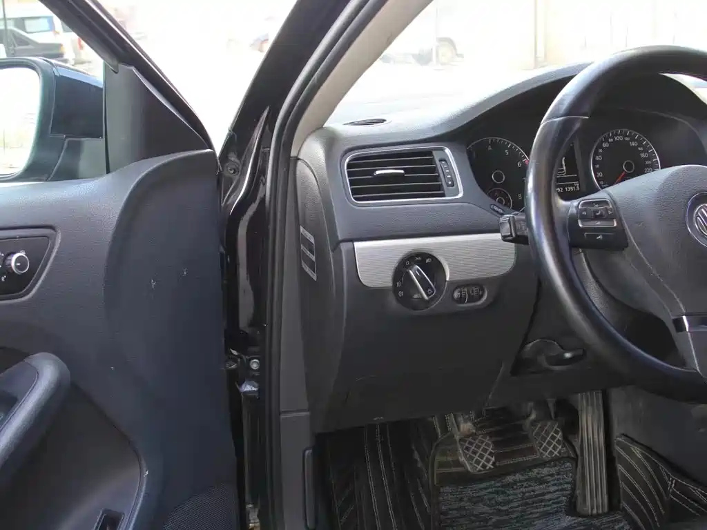 VOLKSWAGEN SAGITAR 2013
