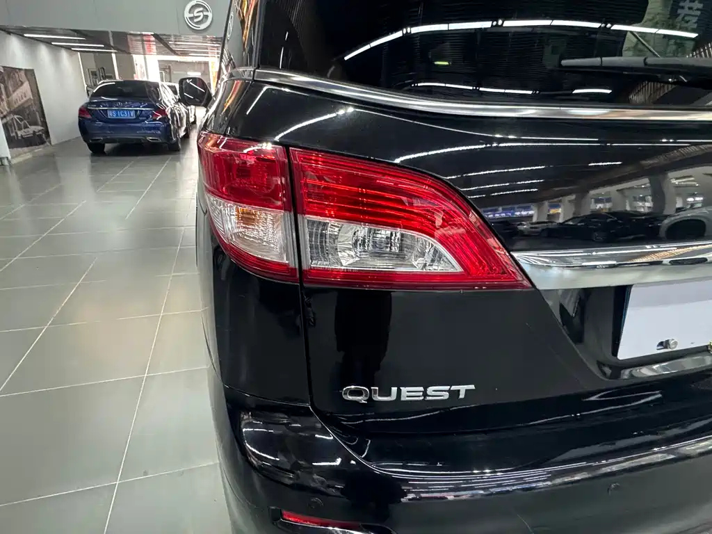 NISSAN QUEST 2017