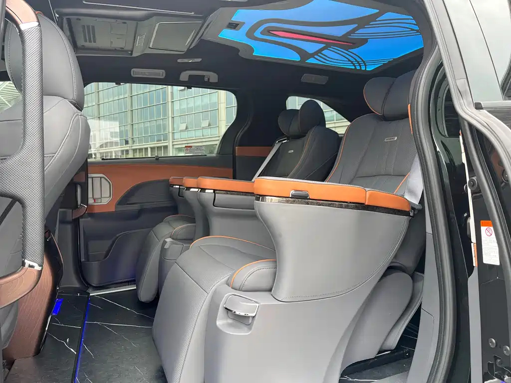 TOYOTA GRANVIA 2024