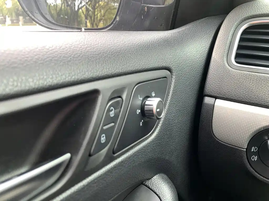 VOLKSWAGEN SAGITAR 2015