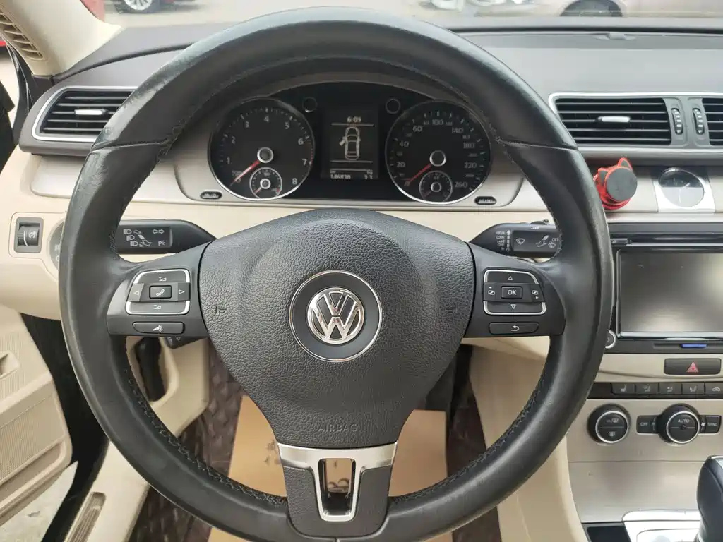 VOLKSWAGEN MAGOTAN 2014