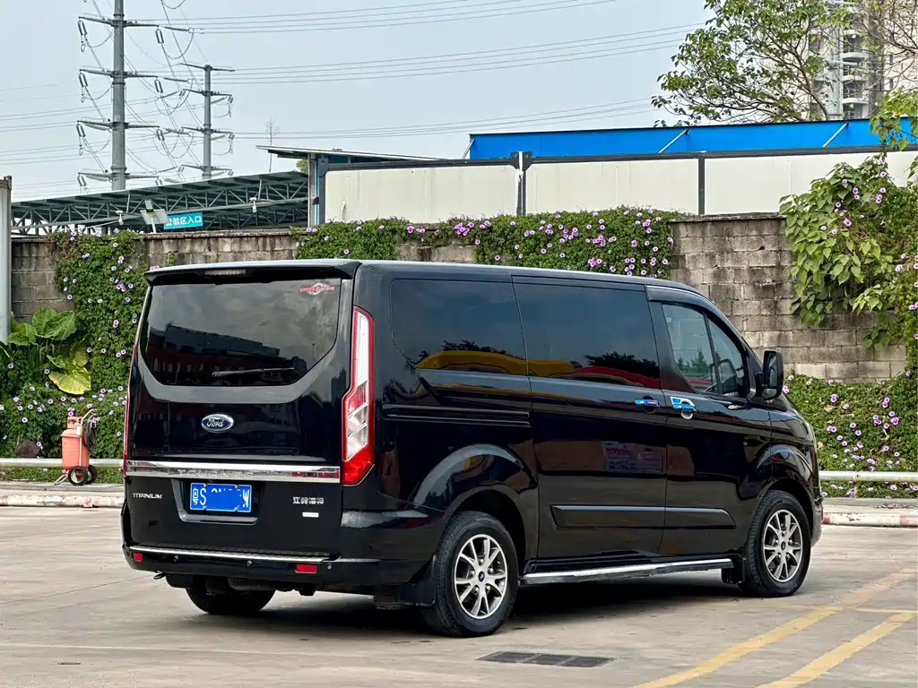 FORD TOUREO 2018