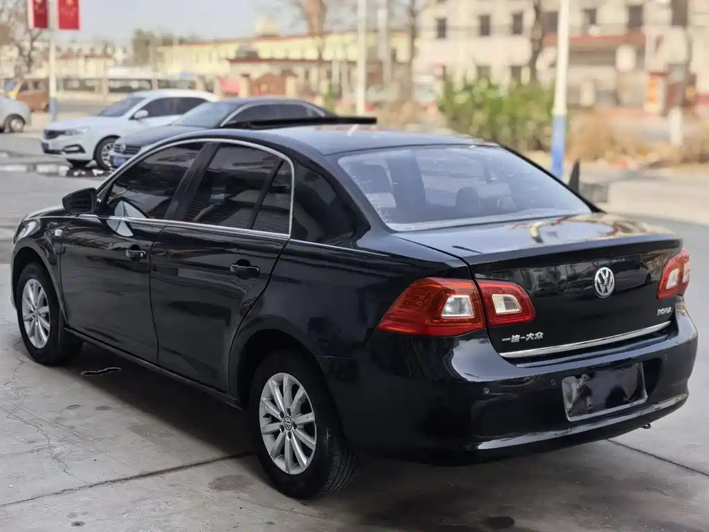 VOLKSWAGEN BORA 2012