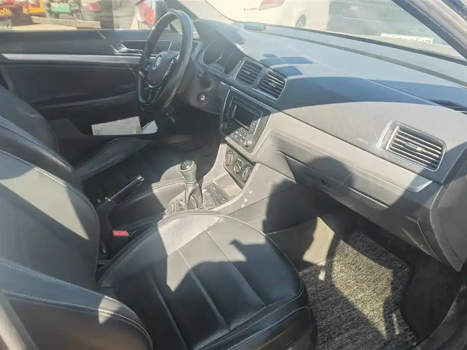 VOLKSWAGEN LAVIDA 2016