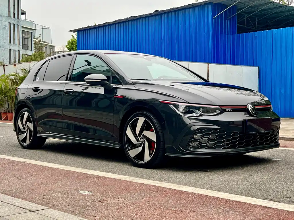 VOLKSWAGEN GOLF 2023
