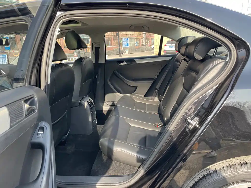 VOLKSWAGEN SAGITAR 2015
