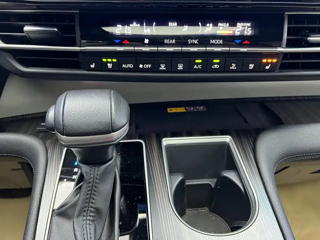 TOYOTA GRANVIA 2023