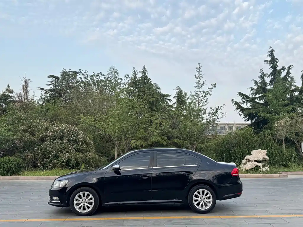 VOLKSWAGEN LAVIDA 2015