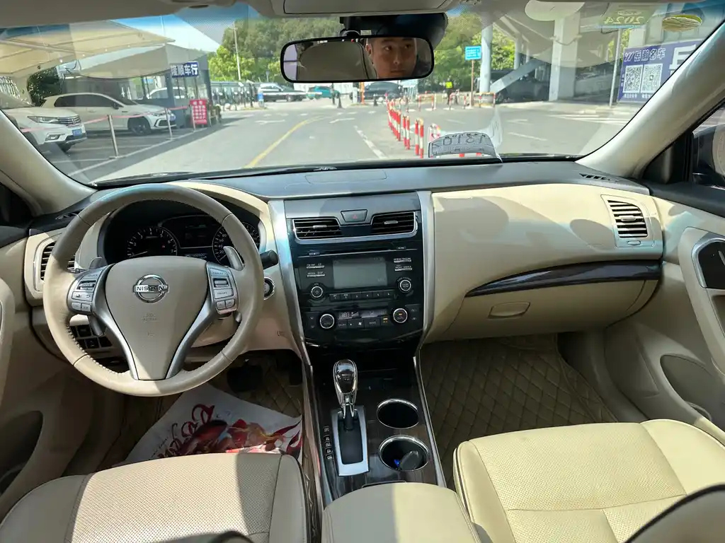 NISSAN TEANA 2015