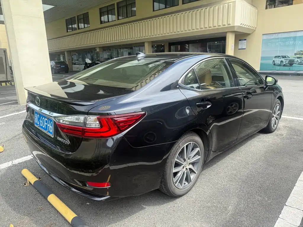 LEXUS ES 2015
