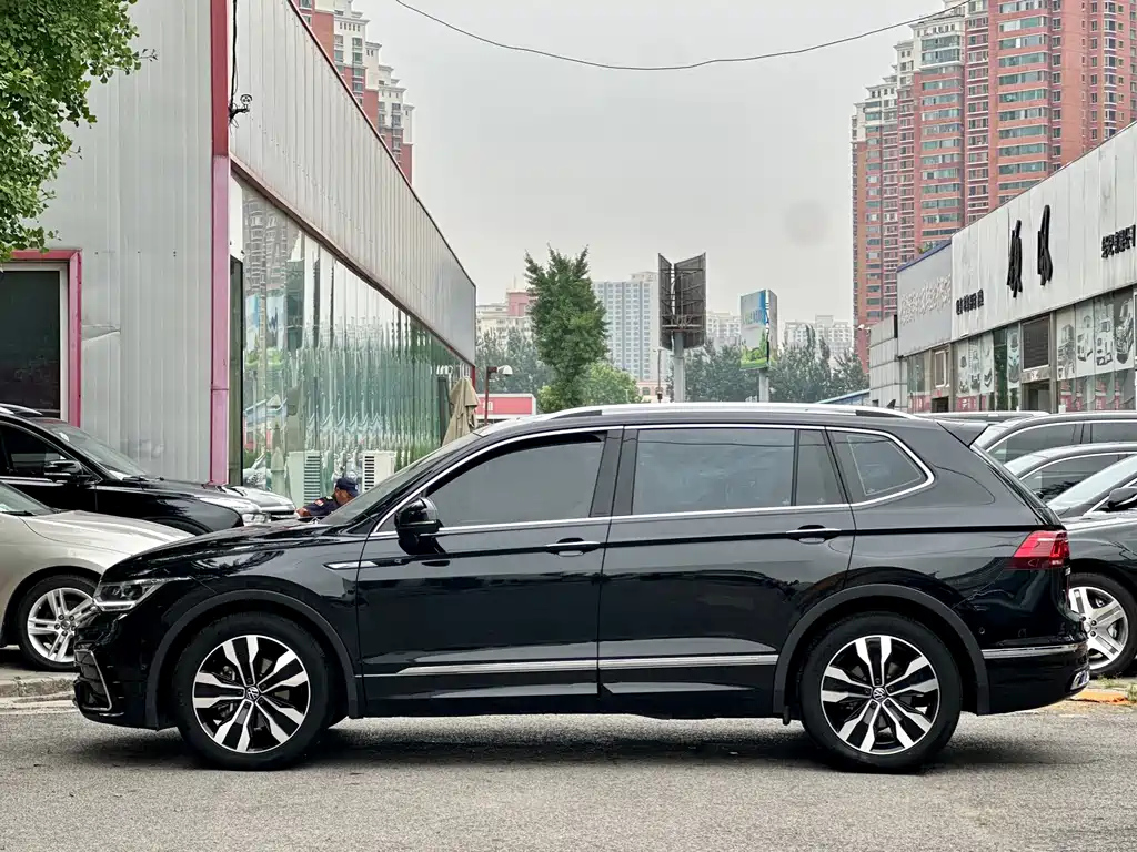 VOLKSWAGEN TIGUAN L 2024