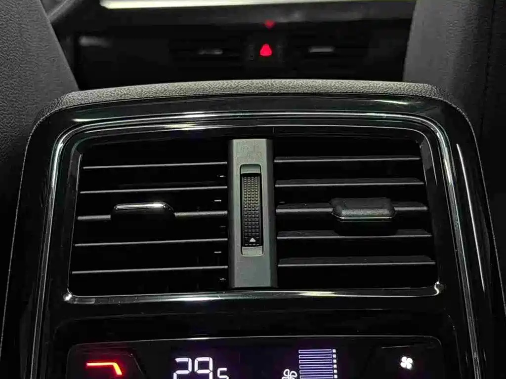 VOLKSWAGEN PASSAT 2023