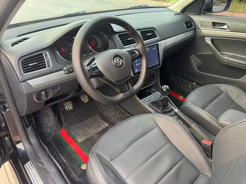 VOLKSWAGEN LAVIDA 2015