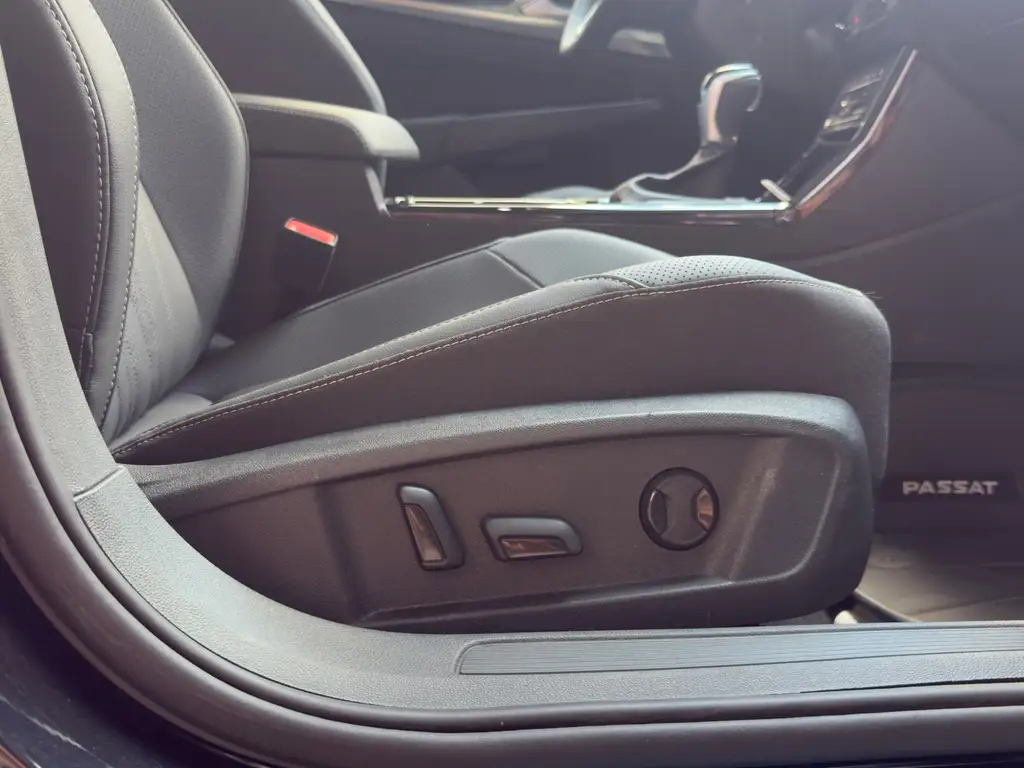 VOLKSWAGEN PASSAT 2024