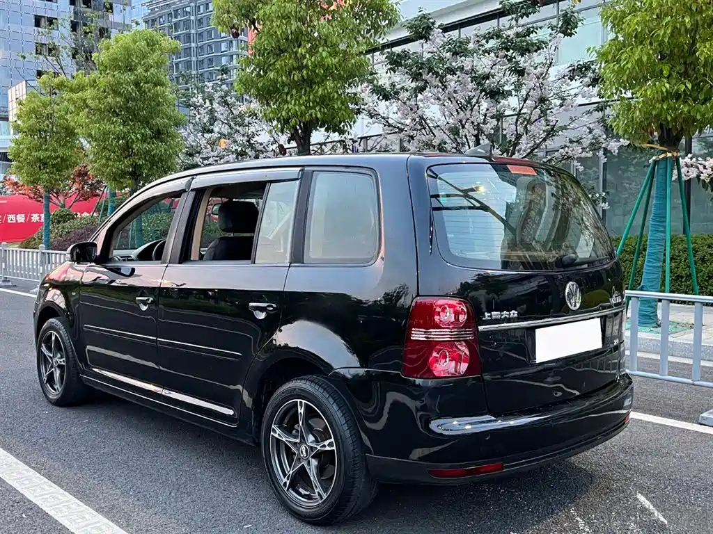 VOLKSWAGEN TOURAN 2009