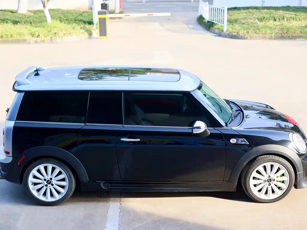 MINI CLUBMAN 2011