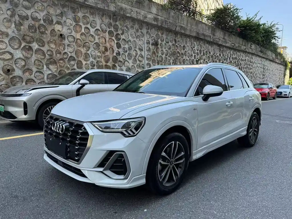 AUDI Q3 2021