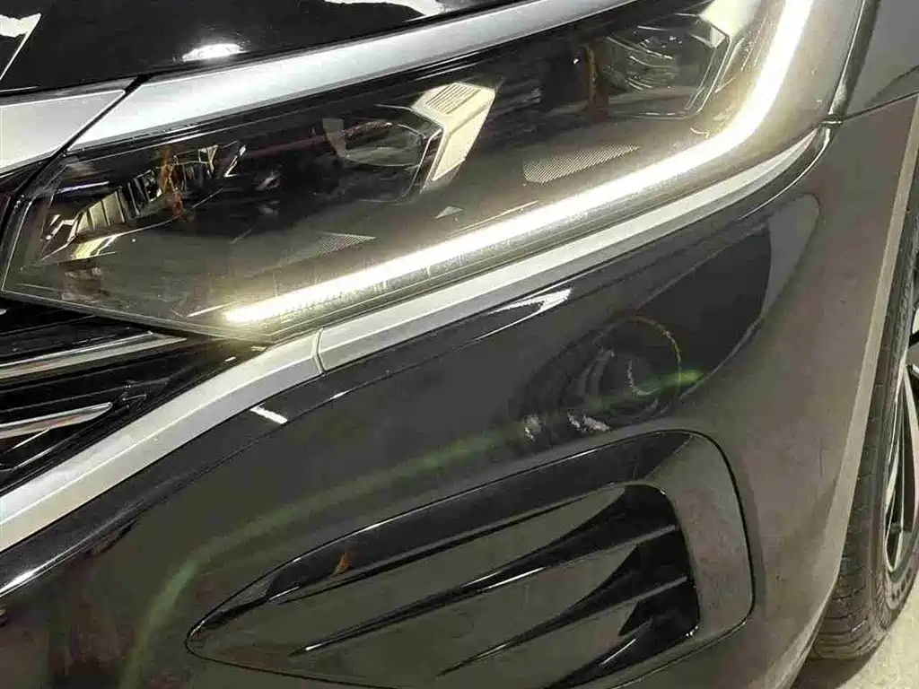 VOLKSWAGEN PASSAT 2023