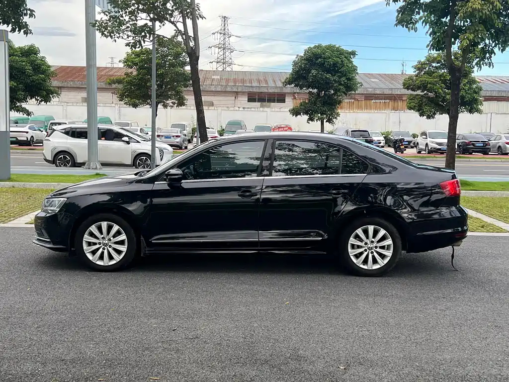 VOLKSWAGEN SAGITAR 2015