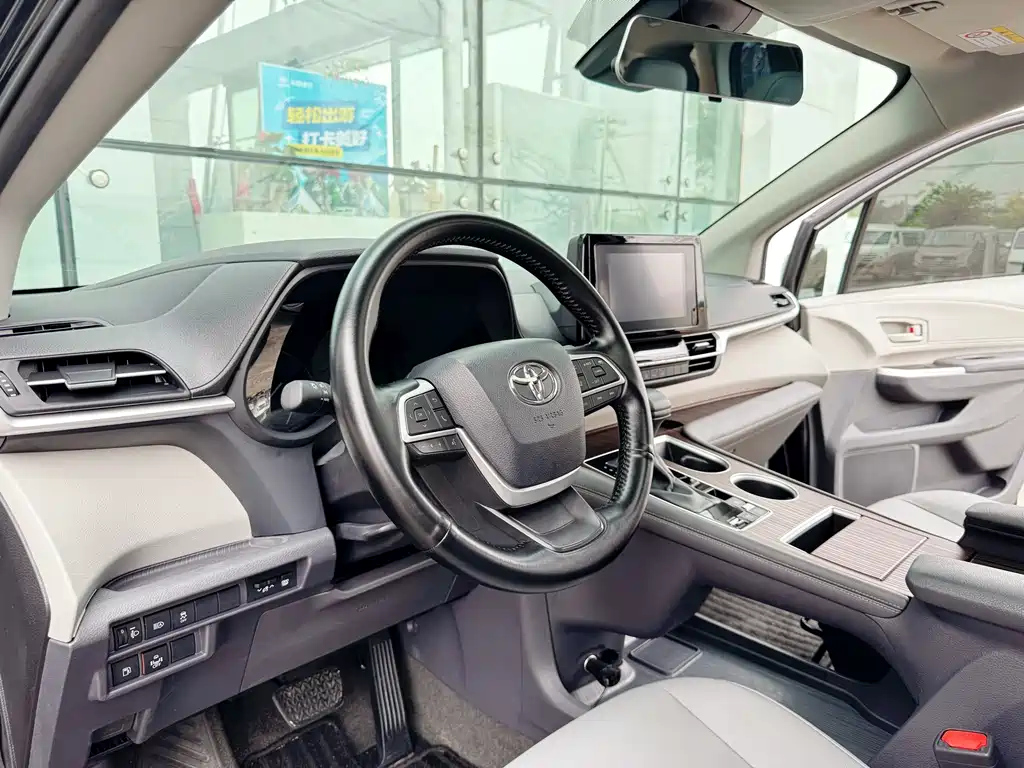 TOYOTA GRANVIA 2023