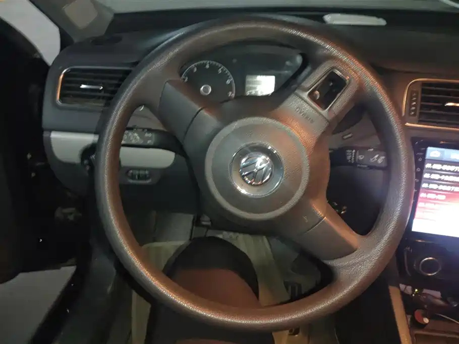 VOLKSWAGEN SAGITAR 2012