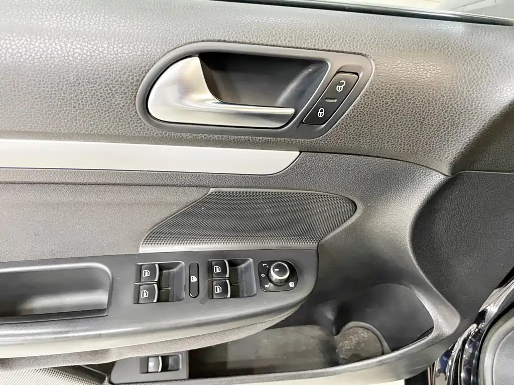 VOLKSWAGEN SAGITAR 2011