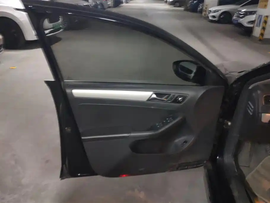 VOLKSWAGEN SAGITAR 2012
