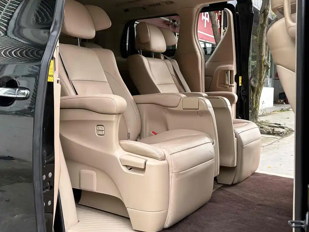 TOYOTA ALPHARD 2011