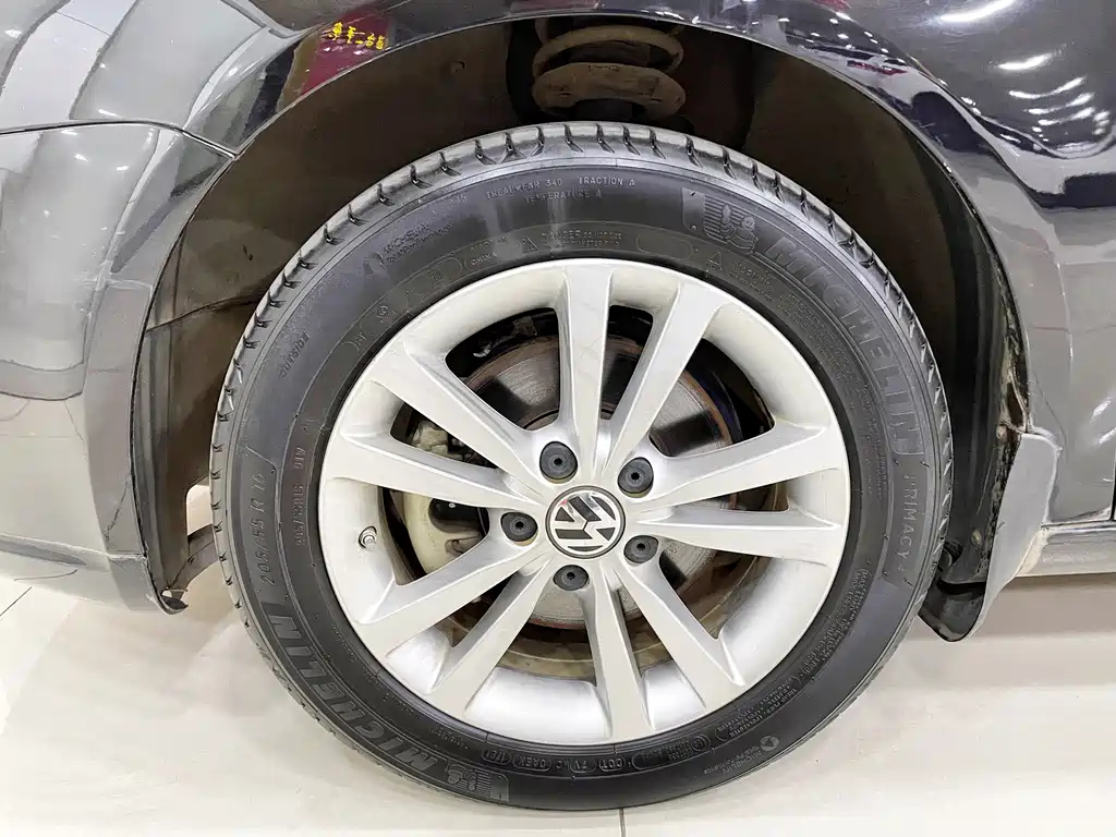 VOLKSWAGEN SAGITAR 2011