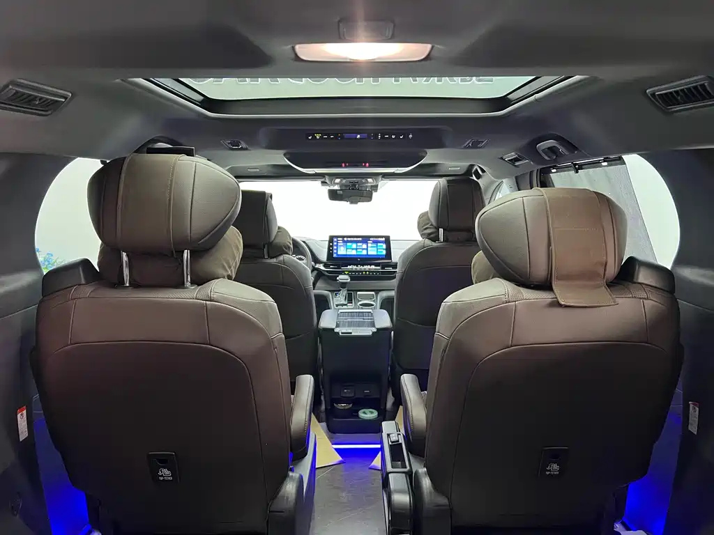 TOYOTA GRANVIA 2023