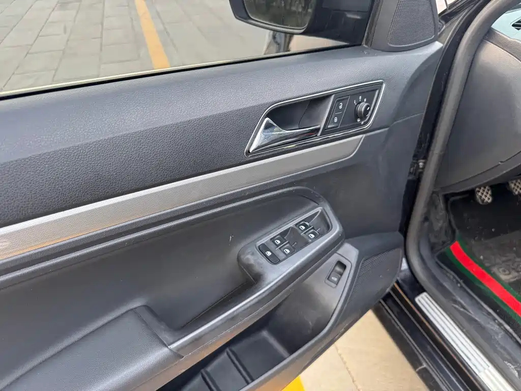 VOLKSWAGEN LAVIDA 2015